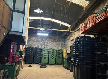 Bodega-Galpón · 205m² · 5 Ambientes · Galpón en Barrio Azcuenaga con Oficinas, Cocina y Baño