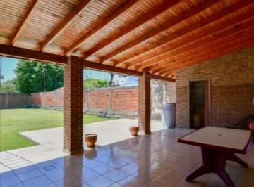 Casa · 250m² · 5 Ambientes · Casa en Venta - 3 Dorm. 3 Baños - La Plata