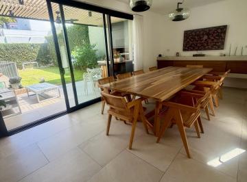 Casa · 232m² · 5 Ambientes · 2 Cocheras · Venta Excelente Casa de Categoría 2 Cocheras, Jardín, Pileta Climatizada, Parrilla