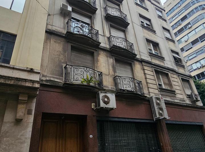 Amplio y Sólido Departamento de Dos Ambientes en Edificio de Estilo