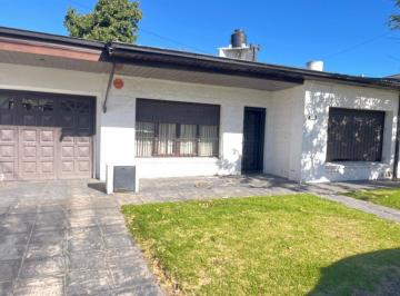 Casa · 136m² · 3 Ambientes · 2 Cocheras · Casa 2 Dorm. - Cochera Doble - Parrilla - Todos Los Servicios - Oportunidad