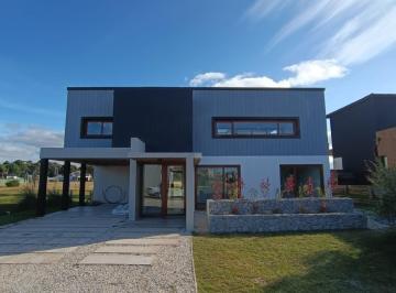 Casa · 260m² · 6 Ambientes · Casa en Venta en Costa Esmeralda, Barrio Ecuestre Fondo a La Cancha de Polo