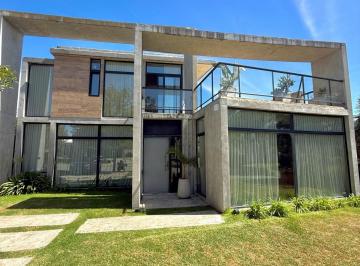 Casa · 208m² · 4 Ambientes · 2 Cocheras · Casa de Estilo Moderno en Arenas del Sur
