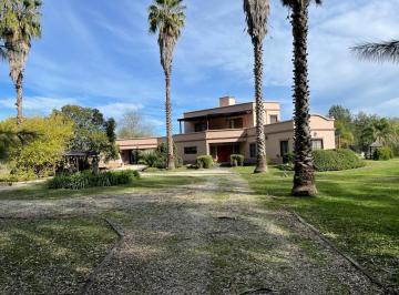 Casa · 450m² · 5 Ambientes · Casa en Venta - 4 Dorm. 3 Baños - Cocheras - 15.040 m² - Campos de Roca