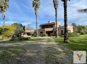 Casa · 450m² · 5 Ambientes · Casa en Venta - 4 Dorm. 3 Baños - Cocheras - 15.040 m² - Campos de Roca