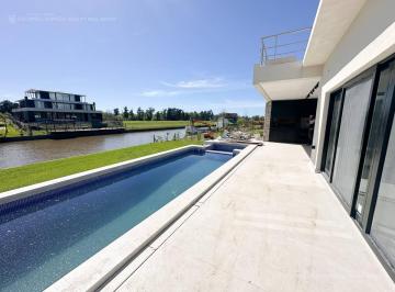 Casa · 400m² · 7 Ambientes · 3 Cocheras · Casa Premiun en Venta a Estrenar con Amarra Al Rio Yacht Nordelta