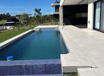 Casa · 400m² · 7 Ambientes · 3 Cocheras · Casa Premiun en Venta a Estrenar con Amarra Al Rio Yacht Nordelta