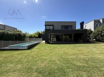 Casa · 250m² · 5 Ambientes · 2 Cocheras · Casa en Venta en Arenas del Sur
