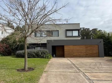 Casa · 250m² · 5 Ambientes · 2 Cocheras · Casa en Venta en Arenas del Sur