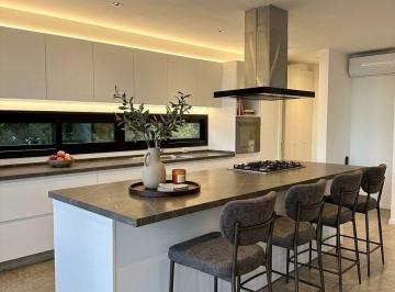 Casa · 271m² · 7 Ambientes · 4 Cocheras · Casa en Venta - Barrio Marinas - Puertos del Lago