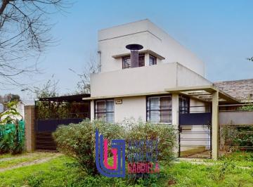 Casa · 140m² · 4 Ambientes · 2 Cocheras · Venta 450 E/ 24 y 25 Casa 3 Dormtiorios con Pileta City Bell