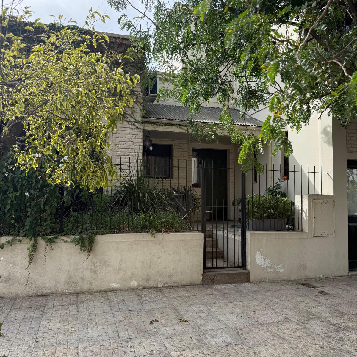 Casa 4 dorm, 162m² con pileta y cochera — Semicéntrica, Tandil