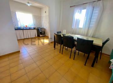 Casa · 80m² · 4 Ambientes · Casa en Venta de Tres Dorm. en Los Hornos