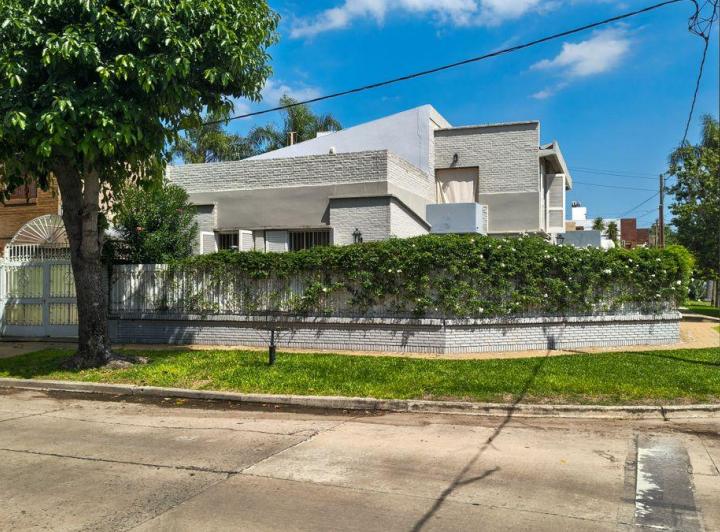 Casa · 270m² · 6 Ambientes · 3 Cocheras