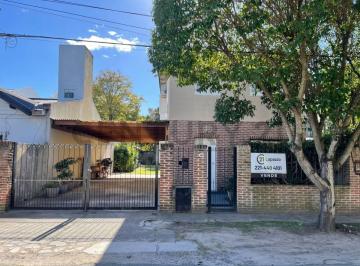 Casa · 110m² · 5 Ambientes · 2 Cocheras · Casa en Venta en Gonnet con Tres Dorm., Parque y Pileta.