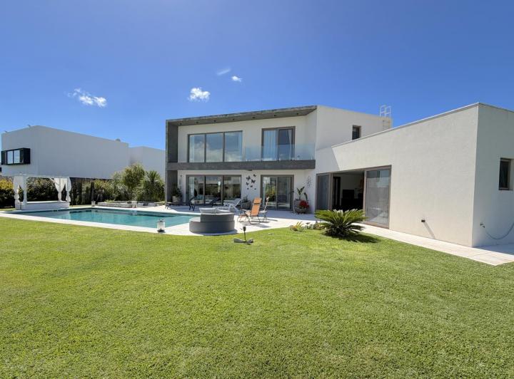 Casa · 300m² · 6 Ambientes · 4 Cocheras