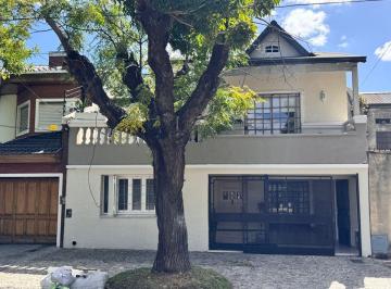 Casa · 173m² · 4 Ambientes · 1 Cochera · Hermosa Casa con 3 Dorm., Cochera y Piscina en Excelente Ubicacion en Banfield Oeste.