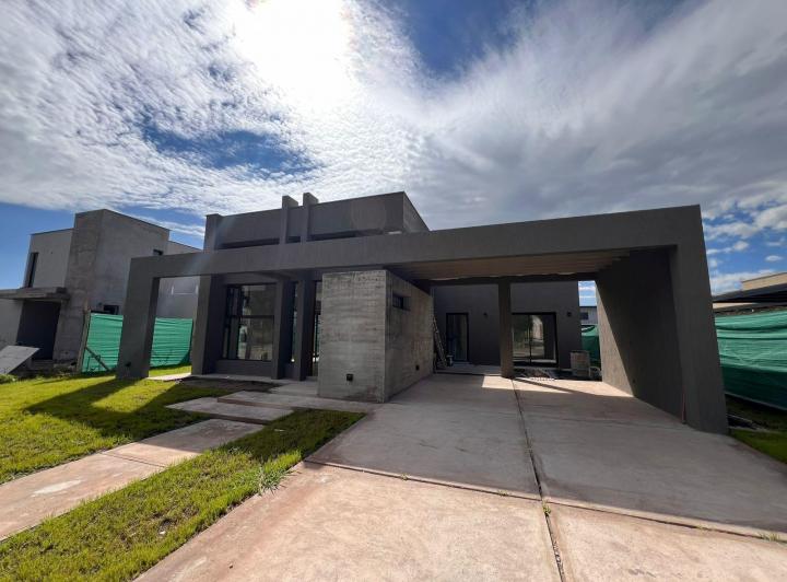 Casa · 142m² · 4 Ambientes · 2 Cocheras