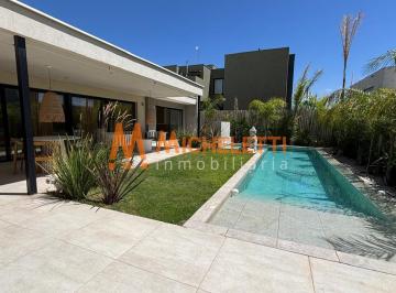 Casa · 300m² · 9 Ambientes · 2 Cocheras · Casa en Venta en El Barrio Privado Gran Boedo, Mendoza