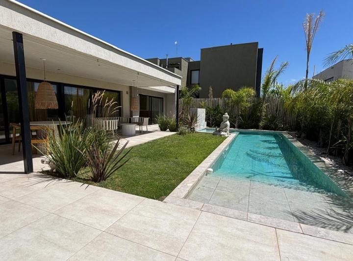 Casa · 300m² · 9 Ambientes · 2 Cocheras