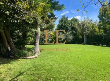 Casa · 220m² · 4 Ambientes · 7 Cocheras · Casa en Venta en El Aromo Apto Credito