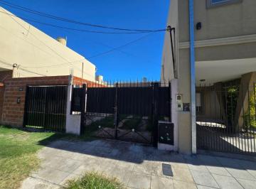 PH de 3 ambientes, Avellaneda · Casa PH Independiente de La Calle, con Cochera y Jardin (Wilde)