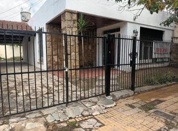 Casa de 3 ambientes, San Isidro · Excelente Casa con Entrada Para 4 Autos y Amplio Quincho.