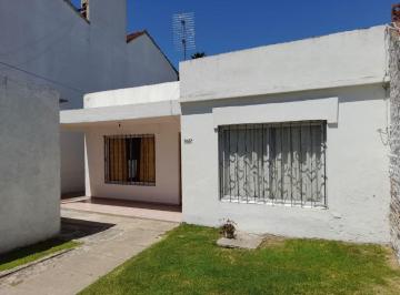 Casa de 3 ambientes, Berazategui · Casa con 300 m² de Terreno y 2 Dorm. en Venta en Berazategui