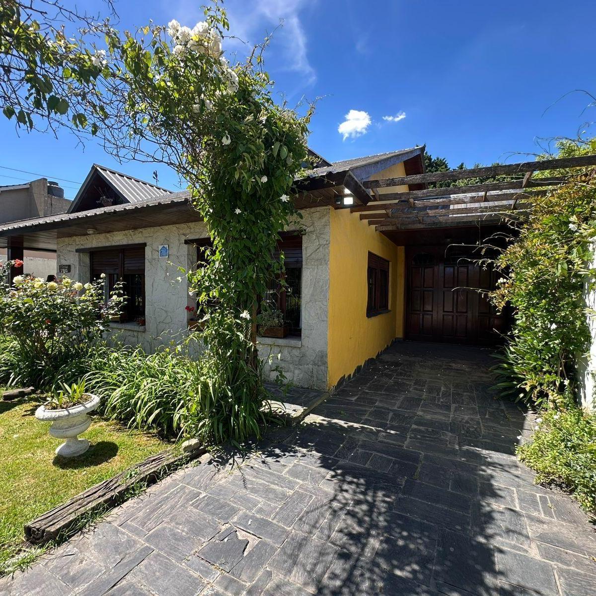 Chalet 3 amb, 187m² con jardín y cochera — Caisamar