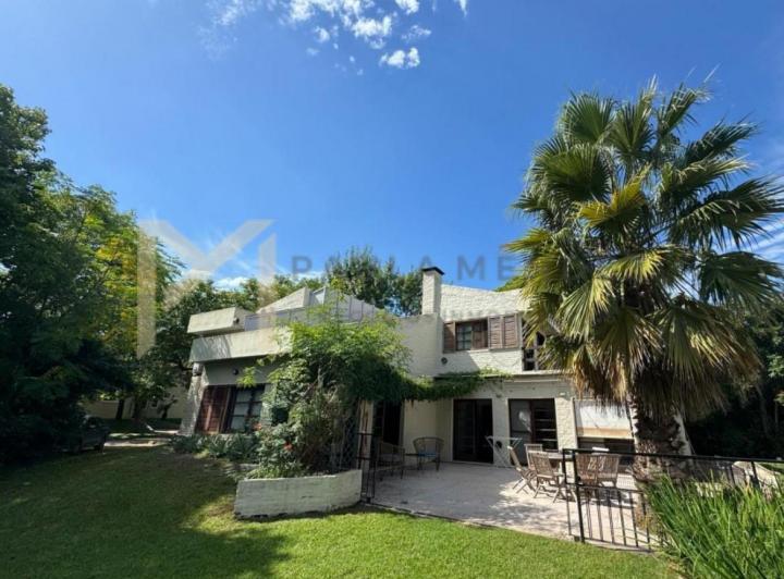 Casa · 230m² · 5 Ambientes · 1 Cochera