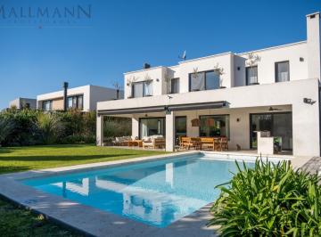 Casa · 237m² · 6 Ambientes · 1 Cochera · Venta Casa 3 Dorm. en Suite en Pilará La Calesa