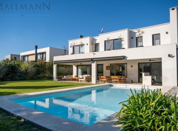 Casa · 237m² · 6 Ambientes · 1 Cochera