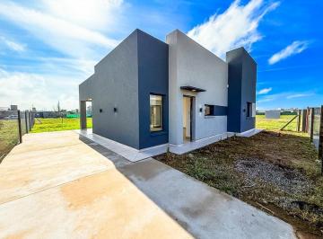 Casa · 75m² · 4 Ambientes · 2 Cocheras · Venta/apta Crédito - Casa 2 Dorm. a Estrenar - Funes Norte, Funes