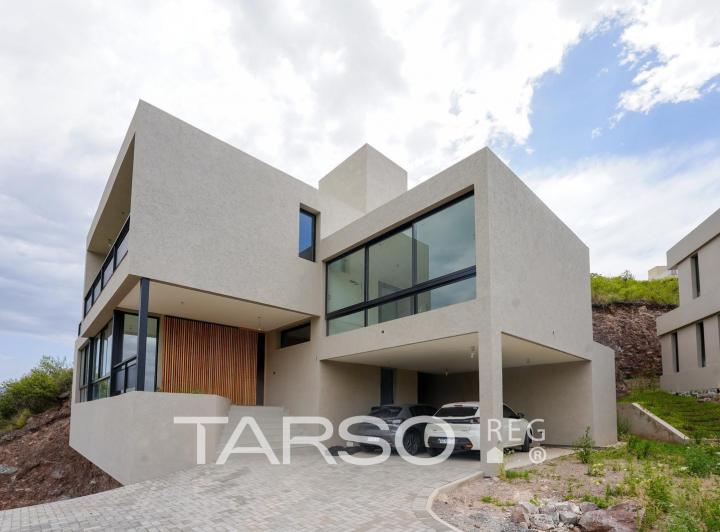 Casa · 388m² · 15 Ambientes · 2 Cocheras