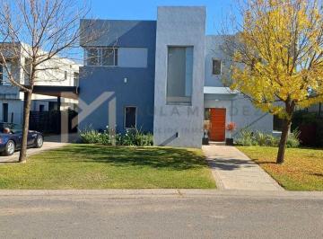 Casa · 270m² · 8 Ambientes · 4 Cocheras · Casa en Venta en La Comarca, Tigre, G. B. a. Zona Norte