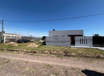 Casa de 3 ambientes, La Plata · Casa en Venta en 156 y 76. - Barrio Semiprivado “los Cerezos”