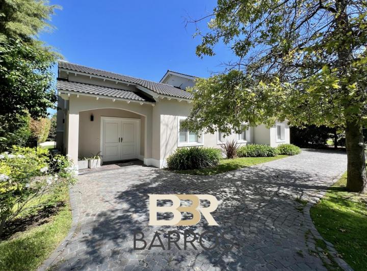 Casa · 245m² · 6 Ambientes · 2 Cocheras