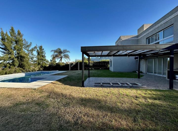 Casa · 216m² · 6 Ambientes · 2 Cocheras