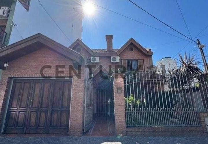 Casa · 300m² · 6 Ambientes · 1 Cochera