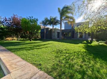 Casa · 260m² · 7 Ambientes · 4 Cocheras · Casa en Guaymallen