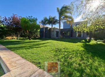 Casa · 260m² · 7 Ambientes · 4 Cocheras · Casa en Guaymallen