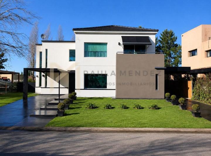 Casa · 320m² · 6 Ambientes · 4 Cocheras