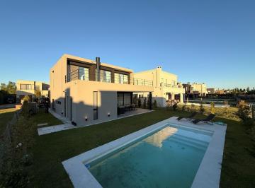 Casa · 208m² · 4 Ambientes · 2 Cocheras · Casa en Venta en Vila Marina II, Villanueva, Tigre