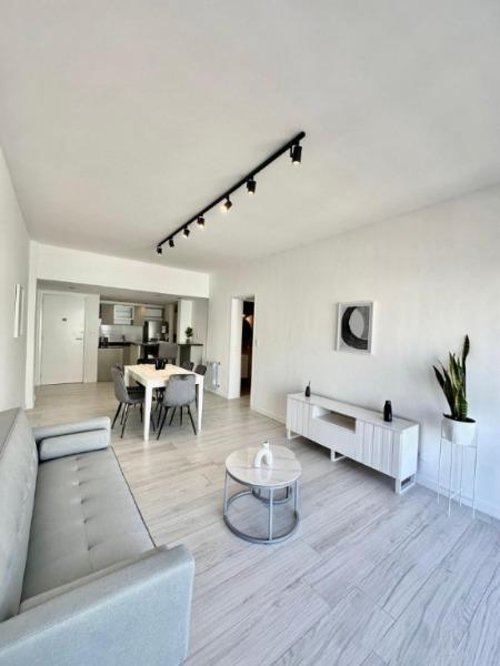 Departamento 4 amb con dependencia y balcón terraza – vista lateral al mar