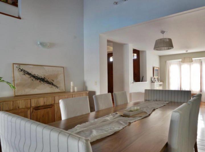 Casa · 238m² · 5 Ambientes · 2 Cocheras