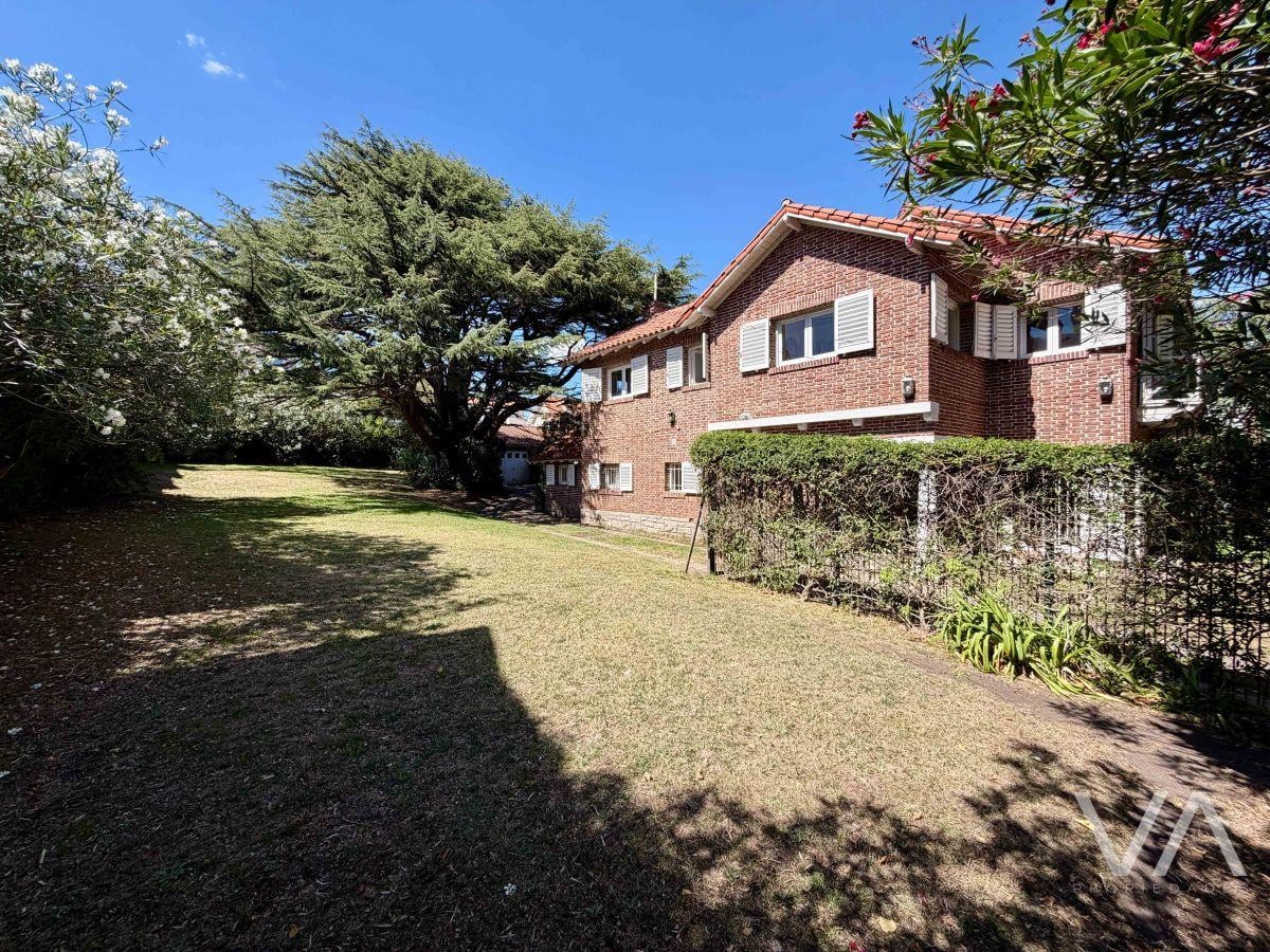 Chalet 6 amb, 225m² en Stella Maris con jardín y cochera