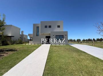 Casa · 160m² · 5 Ambientes · Casa Venta 4 Dorm. Vista a La Laguna Barrio El Naudir Lote de 850 m² Escobar