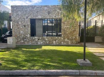 Casa · 220m² · 6 Ambientes · 2 Cocheras · Casa en Russell