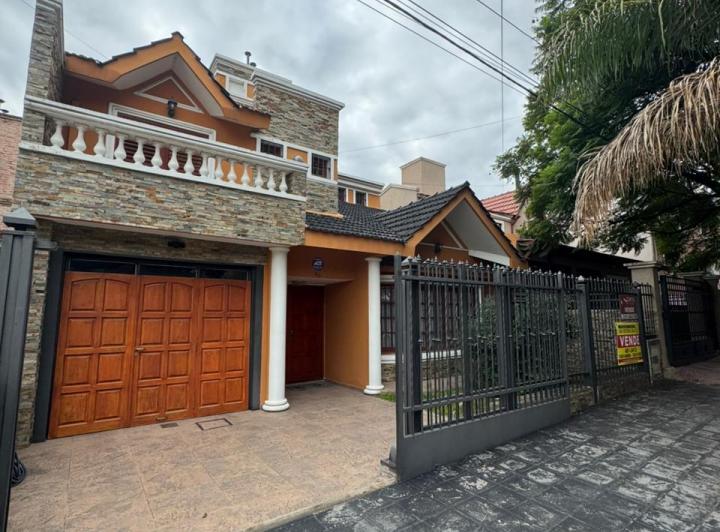 Casa · 250m² · 5 Ambientes · 2 Cocheras