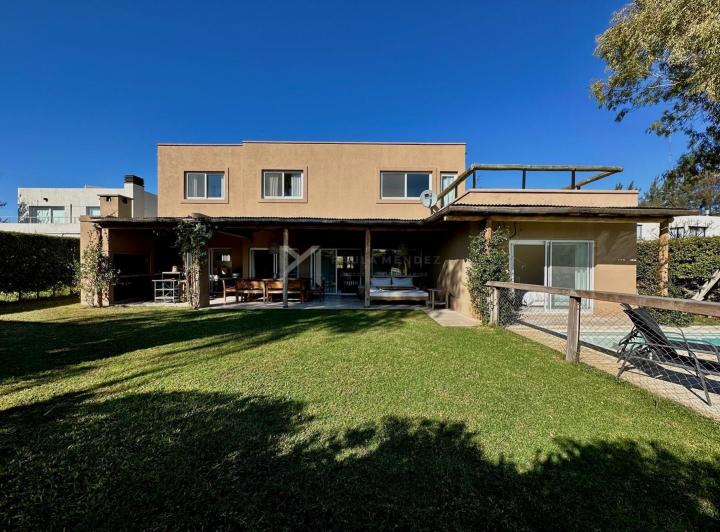 Casa · 200m² · 6 Ambientes